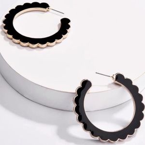🌺Desideria Scalloped Hoops!